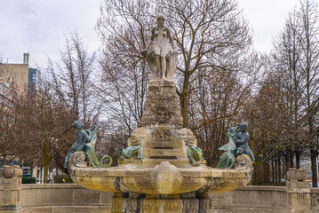 Fototapeta na wymiar Fountain in the financial district of Frankfurt - travel photography