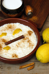 Imagen de un plato con arroz con leche e ingredientes
