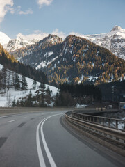 Autobahn am Abend in den Alpen