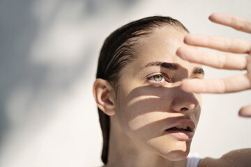 Young woman stand opposite the sun