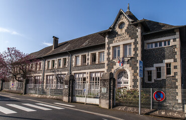 Fototapeta na wymiar Allassac (Corrèze, France) - Façade de l'école élémentaire Pierre Maurice Restoueix au printemps