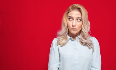 Obraz premium Smiling woman thinking and looking up to thought bubble. Closeup portrait of pensive woman with smile face expression, isolated on white background