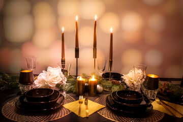 Ein arrangiertes Tischgedeck mit Kerzenlicht