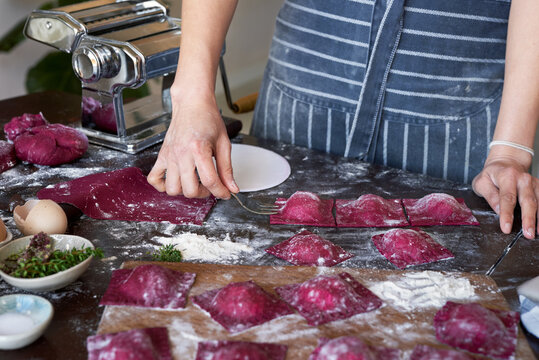 Crimping sealing edges of ravioli dumpling