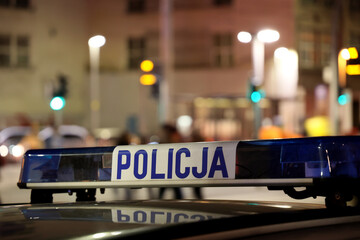 Policyjne światła sygnalizacyjne na radiowozie i niebieskie światła. Policyjne światła.  © FotoDax