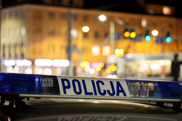 Policyjne światła sygnalizacyjne na radiowozie i niebieskie światła. Policyjne światła.  © FotoDax