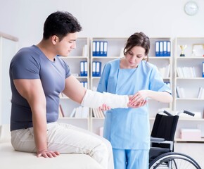 Obraz premium Doctor and patient during check-up for injury in hospital