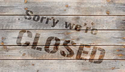 Holzwand mit der Aufschrift "We're closed"