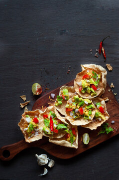Guacamole open style on India masala papad