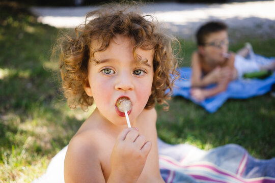 Children eating chupa chups