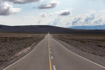Ruta 40. La ruta recorre el centro de esta provincia en sentido sudoeste a noreste. Recorrido: 275 km (del km 4004 al 4279).