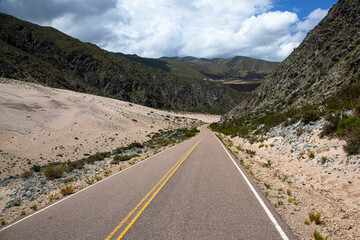 Ruta 40. La ruta recorre el centro de esta provincia en sentido sudoeste a noreste. Recorrido: 275...