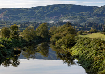 Obraz premium USA, Oregon, Nehalem. Morning landscape with mountain and river.
