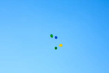 青空　バルーンセレモニー　風船飛ばし　空　雲　背景素材