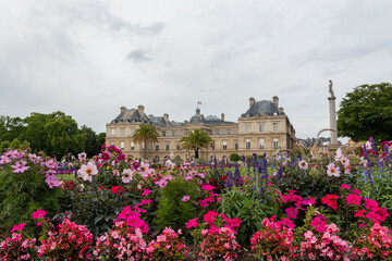 Fototapeta na wymiar Beautiful and colorful flowers with the Luxembourg Palace as background