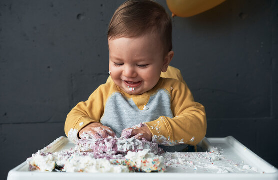 Toddler first smashing cake.