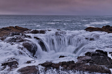 Fototapeta na wymiar Thor's Well with surf cascading into the well along the Oregon coastline