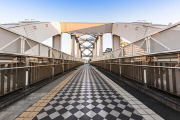 しおかぜ橋へと続く京葉線歩道陸橋　日本東京