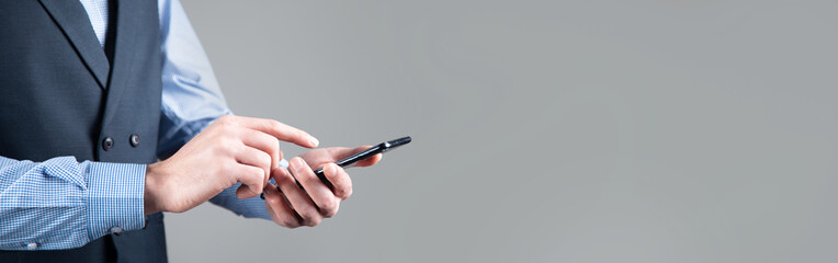 Obraz premium business man holding smart phone