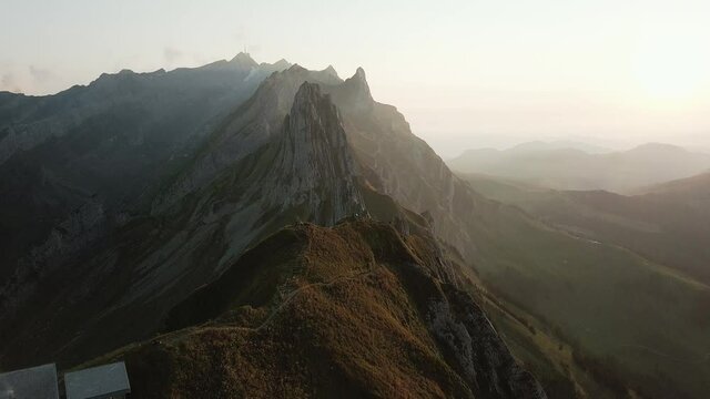 Bergkette am Sch&auml;fler zum Sonnenuntergang im Alpstein in den Schweizer Alpen