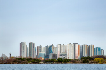 도시 속 아파트 단지와 건축물