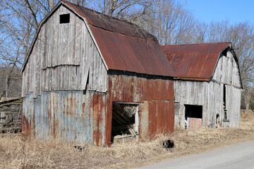 Obraz premium Barns for farming on late winter day in sunny conditions but freezing cold 