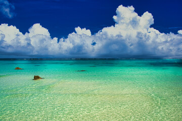 沖縄の美しいサンゴ礁の海と雲
