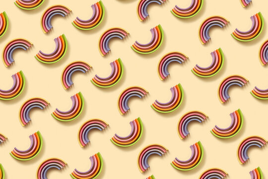 Horizontal wave pattern from colored wooden hemispheres