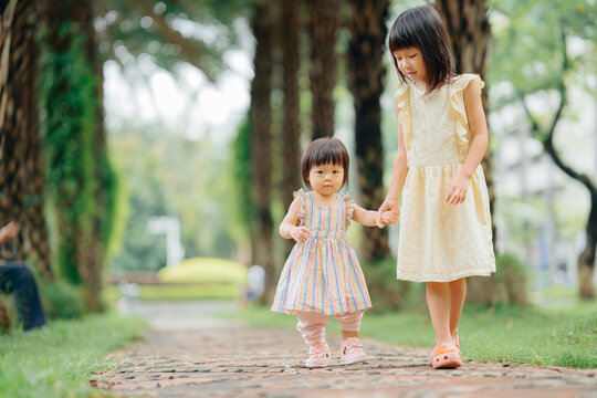 little girl learn to walk