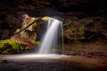 Fototapeta na wymiar Wilderness Grotto Waterfall 