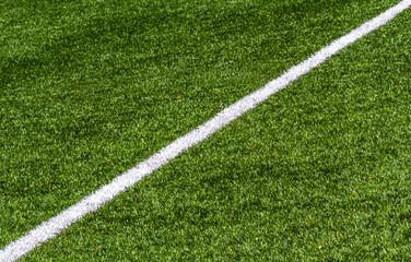 Diagonale blanche sur pelouse synthétique 