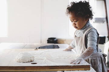 クッキー作りをする女の子
