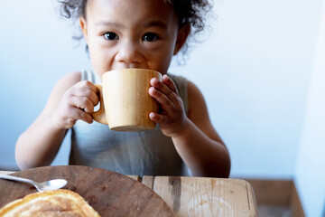 ミルクを飲む女の子