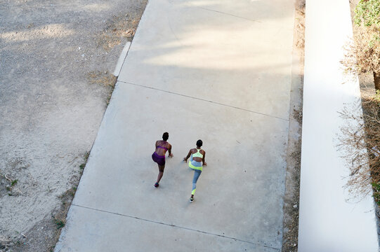 Fit friends ready for a running race