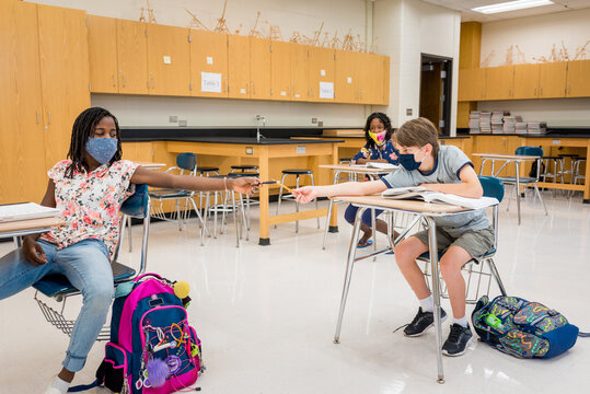 Studens in school social distancing
