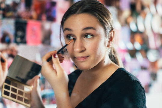 teen putting on make up