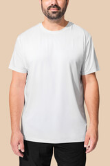 Obraz premium Man wearing minimal white t-shirt