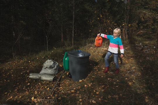 Little child bearing trash