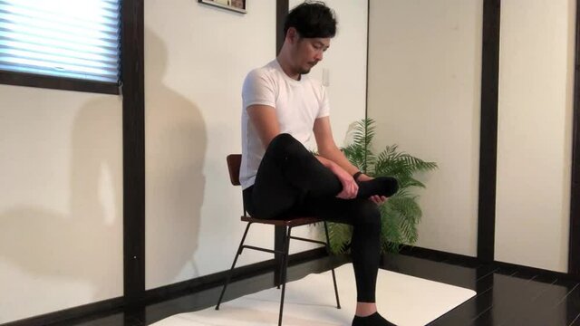 椅子に座りながら足首ストレッチ！前脛骨筋や脚の甲を伸ばす方法