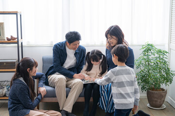 Fototapeta premium リビングでくつろぐ日本人5人家族