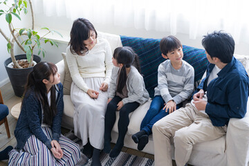 Fototapeta premium リビングでくつろぐ日本人5人家族