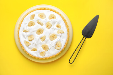 Plate with tasty banana pie on color background