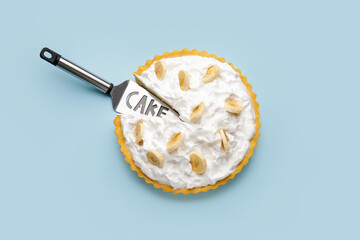 Tasty banana pie and spatula on color background