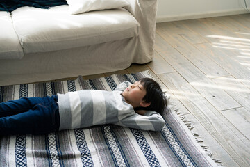 床に寝転ぶ日本人の男の子
