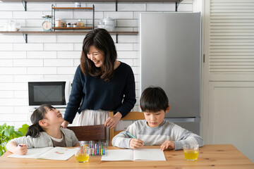 子供たちに勉強を教える母親