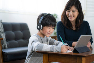 オンライン学習をする日本人親子