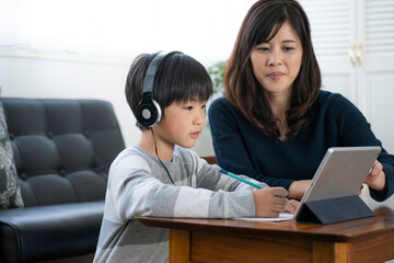 オンライン学習をする日本人親子