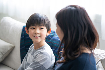 Obraz premium 笑顔の日本人の男の子と母親