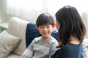 笑顔の日本人の男の子と母親