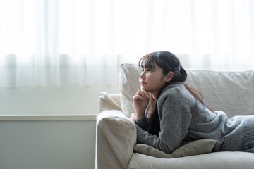 ソファでくつろぐ日本人の女の子